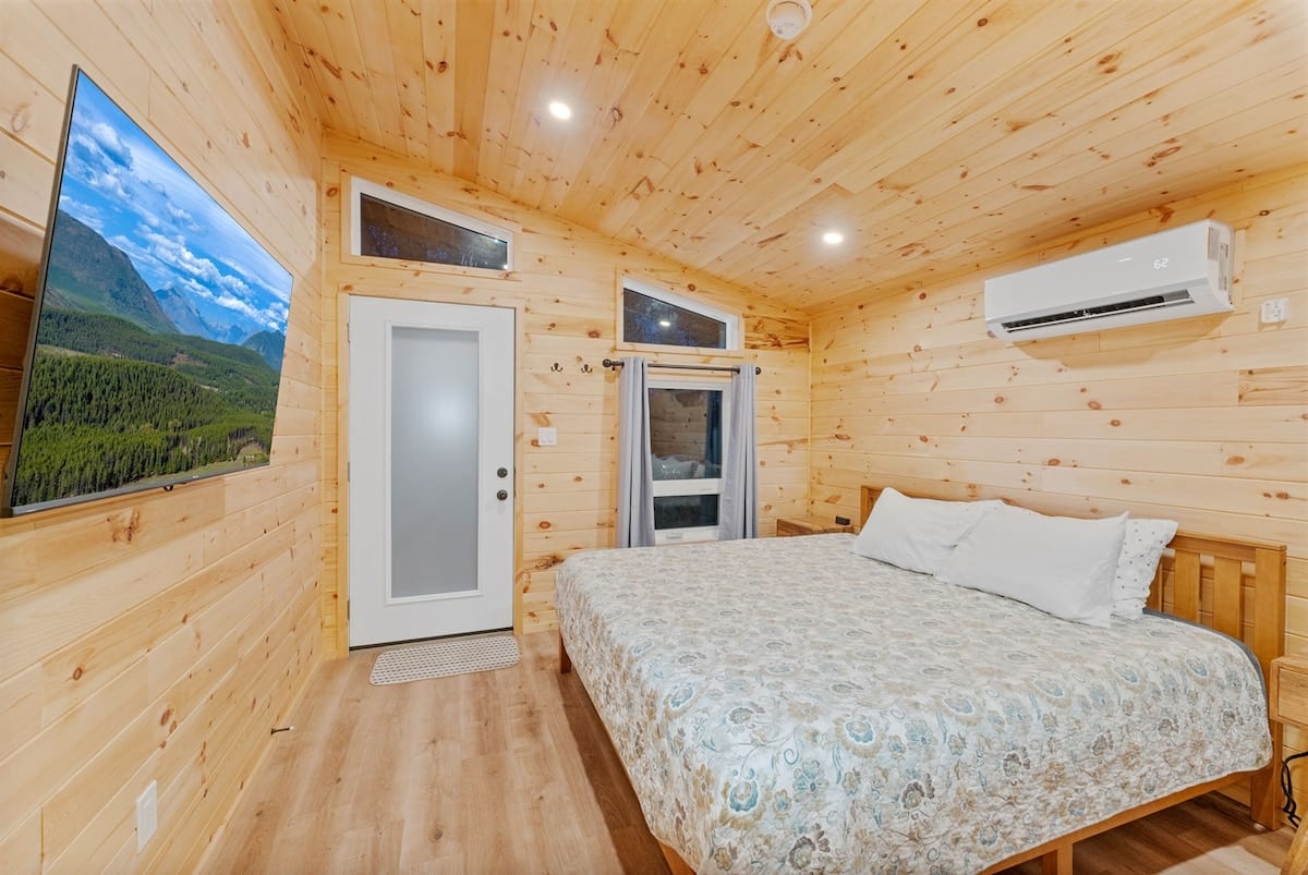 Wolf Den Micro Cabin photo 1